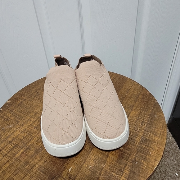 Shoes - Picture 2 of 10